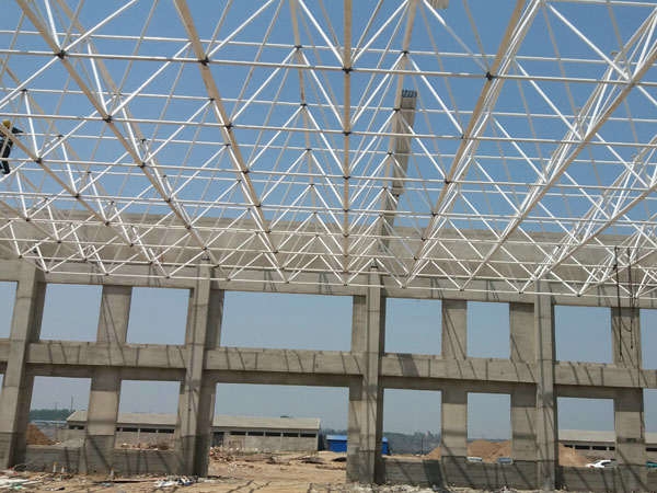 黎阳双语学校餐厅网架封闭工程